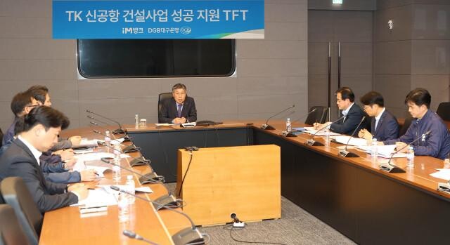 <span contenteditable="true">발언 중인 황병우 은행장(가운데)