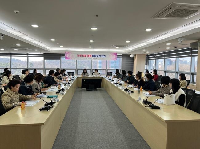 민·관·공이 함께 참여해 지원 대상자에게 지원할 서비스 결정을 위한 회의를 진행하고 있다. 
