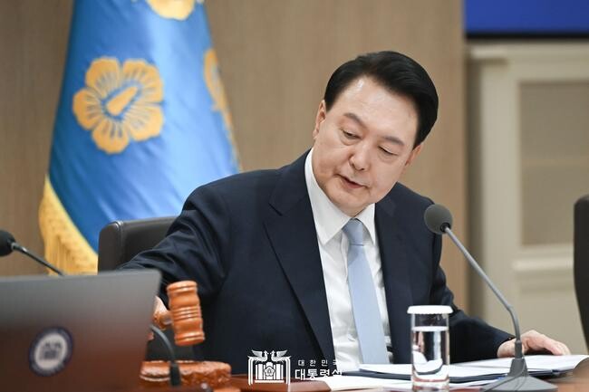 윤석열 대통령의 국정 수행 지지율이 취임 후 최저인 23%로 나타났다. 사진은 지난 16일 제17회 국무회의를 주재하는 윤석열 대통령.&nbsp;