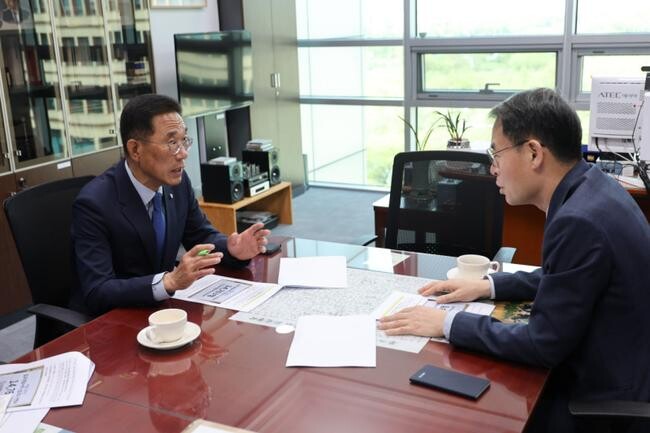 국회 기획재정위원회 소속 김주영 의원(더불어민주당, 김포시갑)이 18일 국회에서 강희업 국토교통부 산하 대도시권광역교통위원회 위원장과 면담을 갖고 '지하철 5호선 신속 연장과 교통수요 반영을 위한 김포시민 서명지 및 교통문제 개선 건의서'를 전달했다.