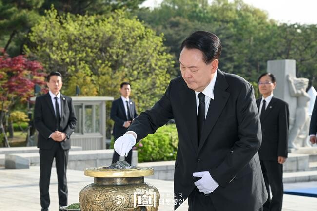 윤석열 대통령이 19일 오전 국립4&middot;19민주묘지를 찾아 헌화, 분향하고 있다.&nbsp;