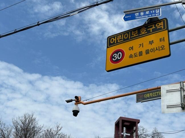 행정안전부는 최근 어린이 보호구역에서 어린이 사망사고가 발생함에 따라 전국 어린이 보호구역 내 교통사고 예방을 위해 보행안전 대책을 강화한다고 밝혔다.