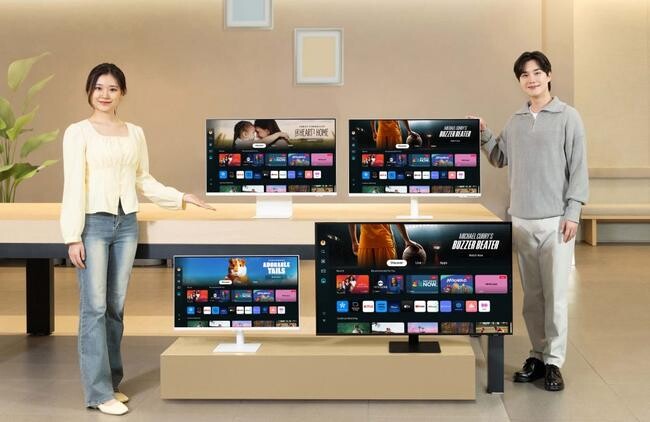 삼성전자 모델이 삼성스토어 청담점에서 홈 라이프 활용성을 강화한 2024년형 스마트모니터를 소개하고 있다.