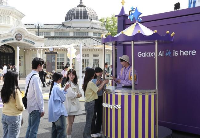 &nbsp;에버랜드에 마련된 &lsquo;갤럭시 스튜디오 Photo&rsquo;에서 방문객들이 &lsquo;갤럭시 AI&rsquo; 기능을 자유롭게 활용할 수 있는 &lsquo;갤럭시 S24 시리즈&rsquo;를 대여하고 있다.&nbsp;