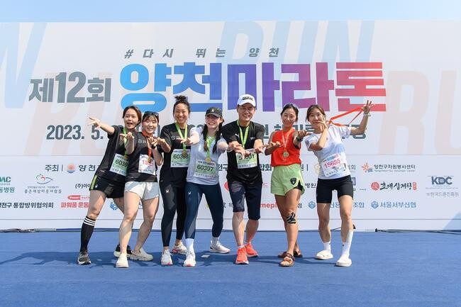 지난해 열린 제12회 양천마라톤대회에서 구민과 기념촬영중인 이기재 양천구청장 