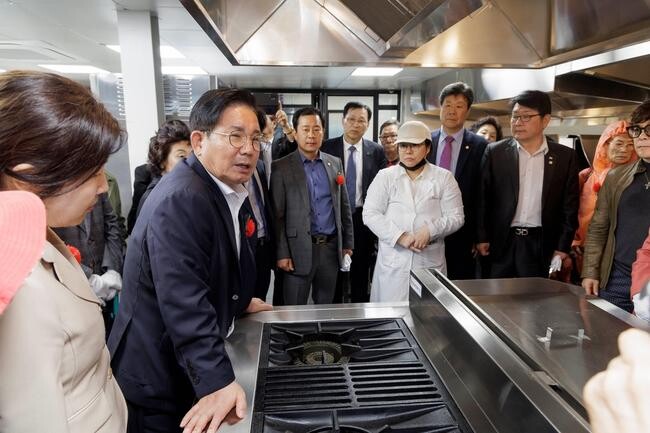 마포구, 효도밥차 힘찬 시동…신규 15개소 급식 공급