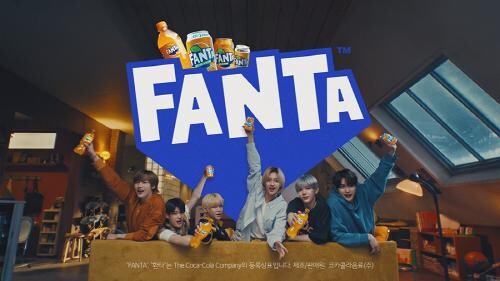 코카-콜라사의 음료 브랜드 환타가 새로운 브랜드 모델인 보이그룹 &lsquo;라이즈(RIIZE)&rsquo;와 함께 하는 &lsquo;원해? 환타!&rsquo; 광고 캠페인 영상을 공개했다고 22일 밝혔다.