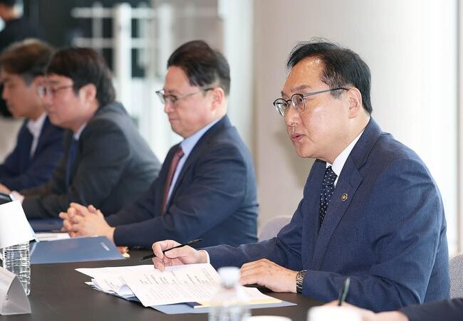 정인교 산업통상자원부 통상교섭본부장은 2024. 4. 22(월) 13:30 서울 용산구에 위치한 아모레퍼시픽 본사를 방문, 이상목 아모레퍼시픽 그룹 대표로부터 회사 운영현황 및 애로사항을 청취한 후 회사 내 현장시설을 둘러보고 현장근무자들을 격려했다.&nbsp;