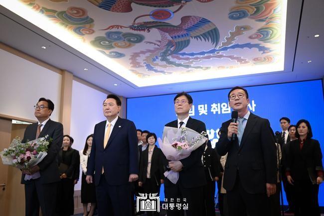 윤석열 대통령은 23일 오후 대통령실에서 대통령실 직원들과 함께 이관섭 비서실장 퇴임 및 정진석 신임 비서실장 취임 인사 행사에 참석했다.