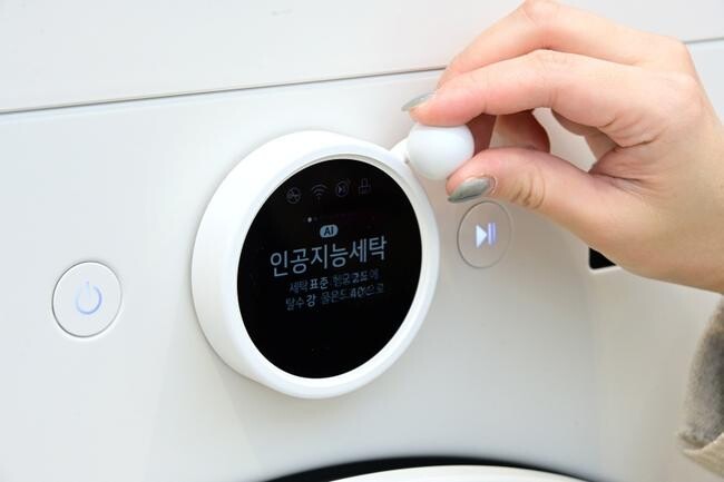 세탁기나 건조기의 다이얼을 돌리는 것이 어려운 고객을 위해 개발된 '이지볼'을 사용하는 모습.