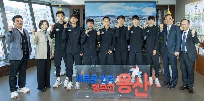 박희영 용산구청장은 지난 22일 배문고 육상부 선수들과 감독, 교장·교감 선생님을 구청장실로 초청해 축하와 격려를 전했다. 