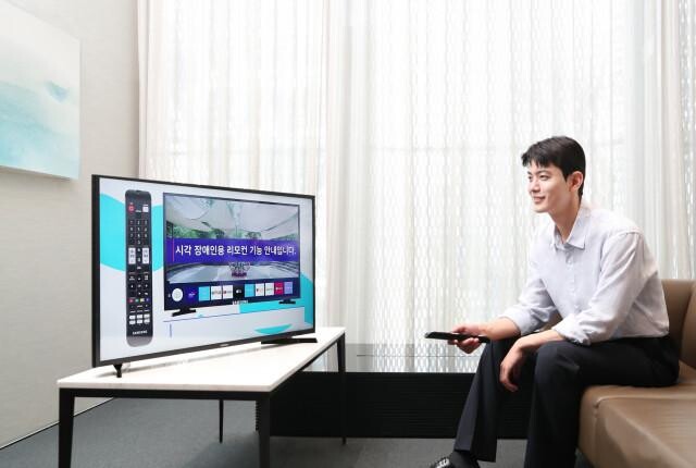 <span contenteditable="true">삼성전자 모델이 삼성스토어 대치점에서 &lsquo;시각&middot;청각 장애인용 TV 보급사업&rsquo; 공급 모델인 &lsquo;40형 풀HD 스마트 TV&rsquo;를 소개하고 있다