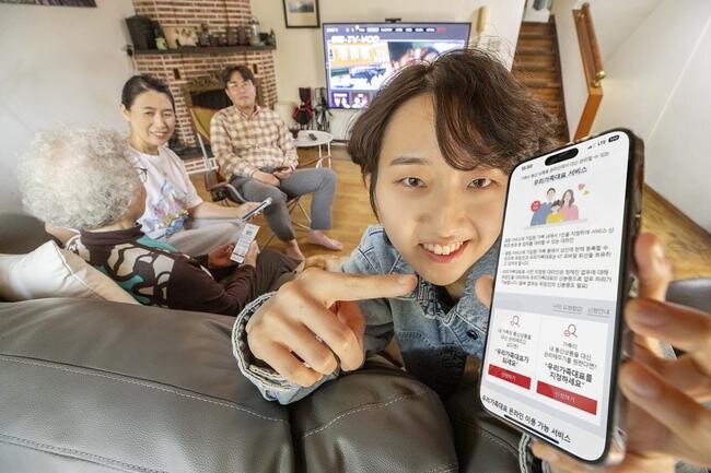 KT가 가족 통신 업무를 대신할 수 있는 '우리가족대표' 서비스의 업무 범위를 확대하고, '마이케이티' 앱에서 가족 대표 등록 및 업무 처리를 할 수 있도록 개편했다고 24일 밝혔다.