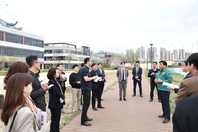 시흥시(시장 임병택)가 시화호 조성 30주년 기념행사로 거북섬에서 다채롭게 열릴 행사 및 축제와 관련해 현장 시설물을 살피고, 거북섬 관광 활성화를 위한 방안 마련을 위해 지난 23일 거북섬을 방문해 현장점검과 회의를 진행했다.