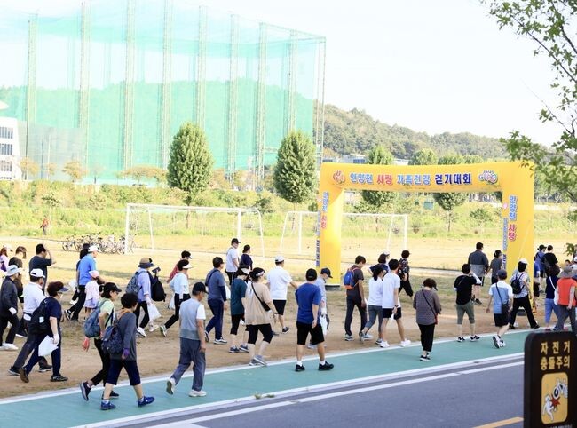 작년 안양천사랑 가족건강 걷기대회에서 참가자들이 걷고 있다.