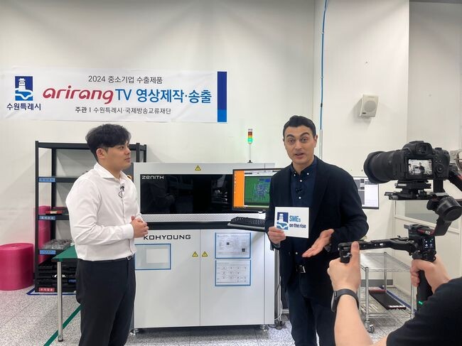 기업홍보 영상을 촬영하고 있는 모습. 
