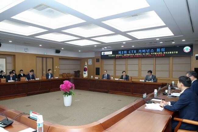 백원국 국토교통부 차관은 4월 24일(수) 오전 CTX(충청권 광역급행철도) 출발역인 정부대전청사역 현장점검을 실시하고, 제2회 CTX(충청권 광역급행철도) 거버넌스 회의(대전시청)에서 사업추진 방향 등을 논의했다.