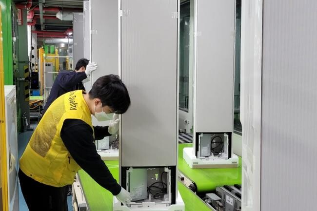 삼성전자가 국내 누적 1000만대를 돌파한 무풍에어컨 생산라인을 풀가동하고 있다. 광주광역시 광산구 하남산단 6번로에 위치한 삼성전자 광주사업장에서 직원들이 ‘비스포크 무풍에어컨 갤러리’를 생산하고 있다. 