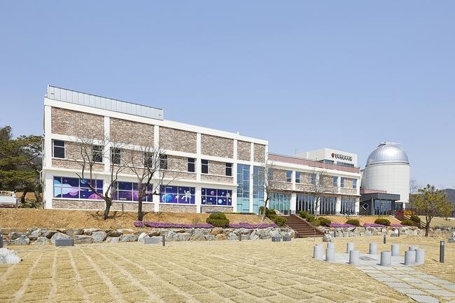 강화군의 옛 폐교 건물을 리모델링해 탄생한 강화천문과학관이 내달 1일 정식 개관한다.