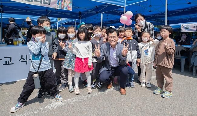 양천구는 '어울림공동체'가 '2024년 서울형 모아어린이집 공모사업'에 최종 선정됨에 따라, 올해 총 5개 공동체 20개소 어린이집으로 모아어린이집을 확대 운영한다고 밝혔다.