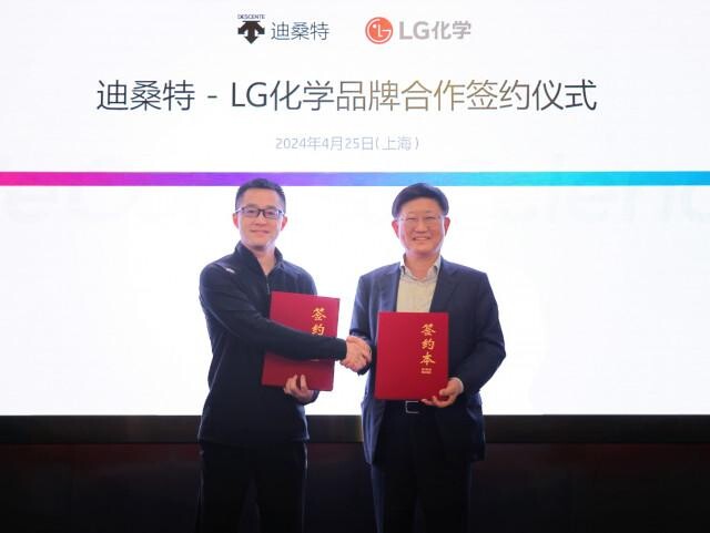<span contenteditable="true">왼쪽부터 중국 데상트 왕유성 부사장과 LG화학 노국래 석유화학본부장이 기념 촬영을 하고있다