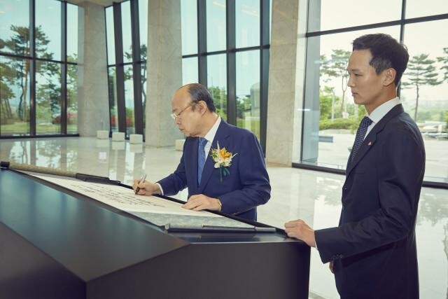 <span contenteditable="true">한화그룹 김승연 회장이 한화금융계열사 임직원을 격려하는 방명록을 작성하고 있다