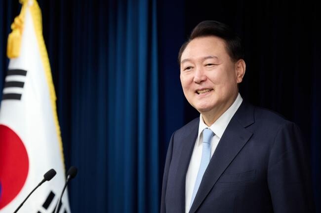 윤석열 대통령 지지율이 전주 대비 1%포인트 오른 24%로 나타난 여론조사 결과가 26일 나왔다.&nbsp;