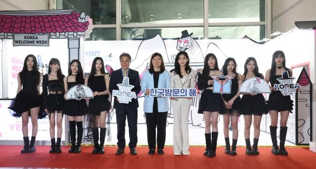 문화체육관광부 장미란 제2차관은 4월 26일, 이부진 위원장, 이학재 사장, 케이팝 그룹 프로미스 나인과 함께 환영부스 개관 기념식에 참석해 테이프를 자르고 기념촬영을 하고 있다.