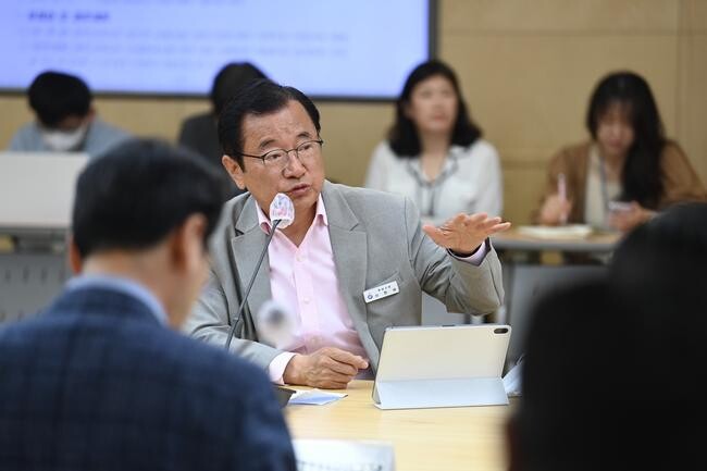 하남시는 지난 22일 국장·단장·소장·원장 등 주요 간부가 참석하는 월요 주간회의에서 현재 시행 중인 민원담당 공무원 보호 대책을 검토하고, 악성 민원으로부터 직원을 보호하는 방안을 논의했다.