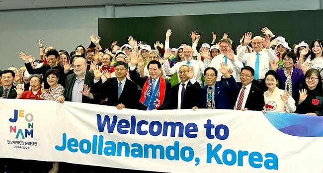 김영록 전라남도지사는 지난 25일(현지 시간) 사상 처음으로 유럽에서 개최한 전남 유럽 관광설명회에 참석해 세계관광문화대전 등 전남 맛·멋·흥의 매력을 현지 여행업계 등에 소개했다.