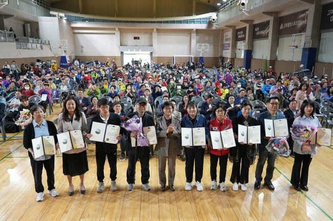 제33회 강북구 장애인 한마음 축제가 지난 26일 강북웰빙스포츠센터에서 장애인과 가족, 자원봉사자 등 500여명이 참여한 가운데 성황리에 개최됐다.