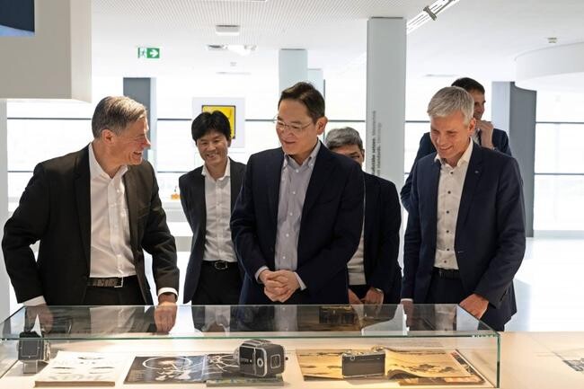 26일(현지 시간) 독일 오버코헨 ZEISS 본사를 방문한 이재용 삼성전자 회장이 ZEISS 제품을 살펴보는 모습&nbsp;
