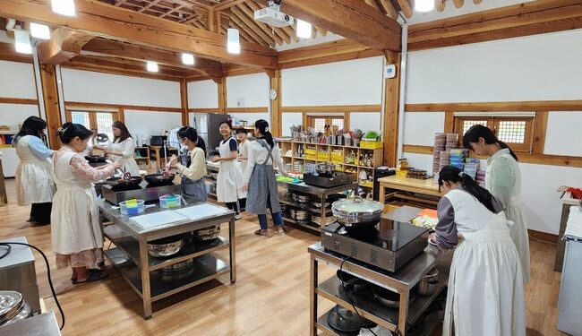 27일, 옥천 전통문화체험관에서 사제동행 활동을 진행하고 있다.