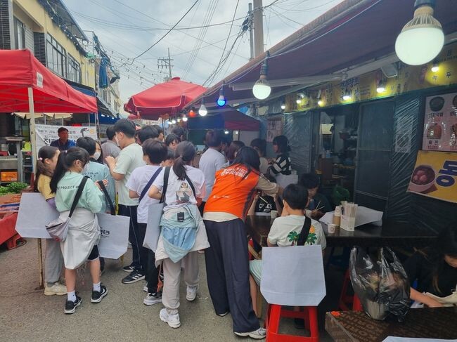 친구들과 손잡고 전통시장으로 체험학습 가요