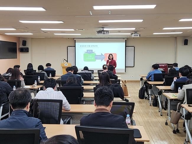 서울 용산구가 지난 25일 용산아트홀 문화강좌실에서 사회복지시설 종사자 80여 명을 대상으로 폭력예방교육을 실시했다.