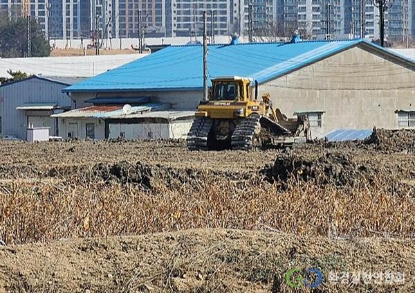 환경실천연합회(이하 환실련, 회장 이경율)가 최근 논란이 된 건설 현장의 오염토양 무단 반출에 따른 농지 불법 매립 사례가 급증하고 있다고 지적했다.