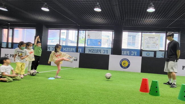 핫둘핫둘서울 유아 스포츠단을 통해 실내 축구를 배우고 있는 유아들의 모습
