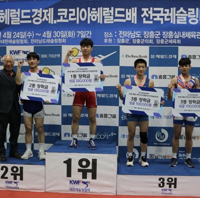 이번 대회에서 금메달을 획득한 (왼쪽부터) 김경민, 임도성, 유아린 학생이 기념 촬영을 하고 있다.