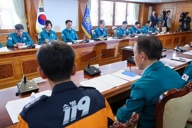 한덕수 국무총리가 1일 세종대로 정부서울청사에서 열린 중앙재난안전대책본부 회의에 참석, 의과대학 정원 관련 발언을 하고 있다.&nbsp;