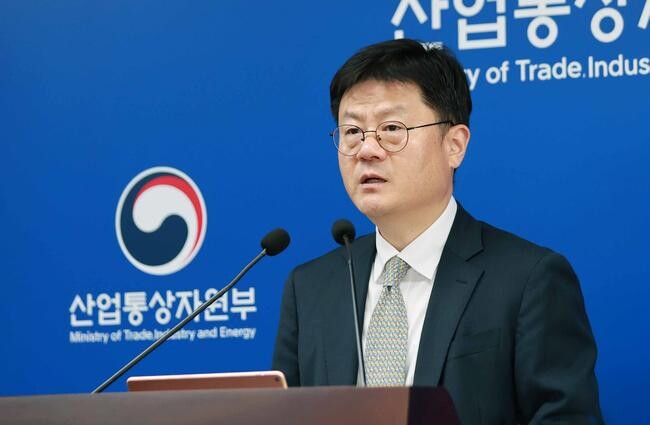 최우석 산업통상자원부 무역투자실장은 2024. 5. 1(수) 11:00 정부세종청사 산업부 기자실에서 2024년 4월 수출은 전년대비 13.8% 증가한 562.6억 달러, 수입은 5.4% 증가한 547.3억 달러, 무역수지는 15.3억 달러 흑자를 기록한 것과 관련하여 기자단에게 브리핑을 한 후 질의응답의 시간을 가졌다.&nbsp;