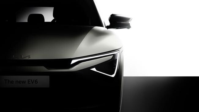 기아는 2일(목) EV6 출시 3년만에 선보이는 상품성 개선 모델 &lsquo;더 뉴 EV6(The new EV6)&rsquo;의 티저 이미지를 통해 더 뉴 EV6의 실루엣과 전ᆞ후면부 램프 디자인을 공개했다.