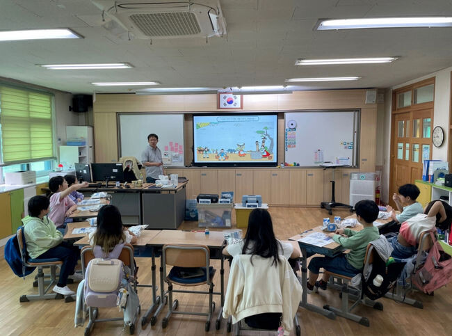지난 2일 체험학습을 신청한 초등학교에서 ‘찾아가는 수돗물 체험학습’을 진행하고 있다.