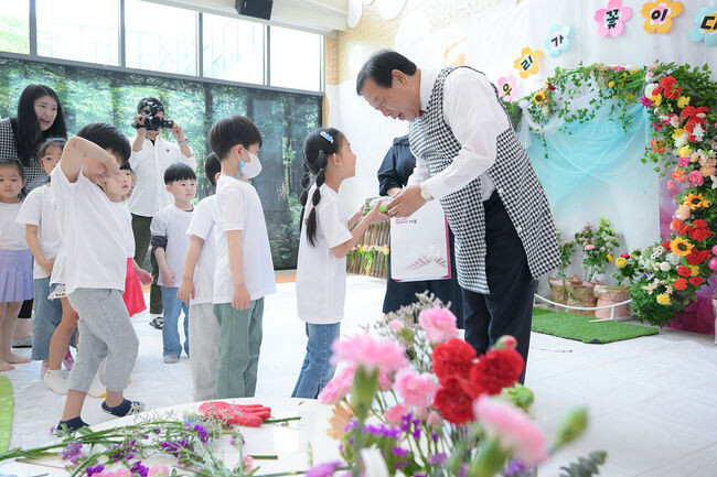 충녕 어린이집 방문 어린이와 함께 놀이 활동 참여