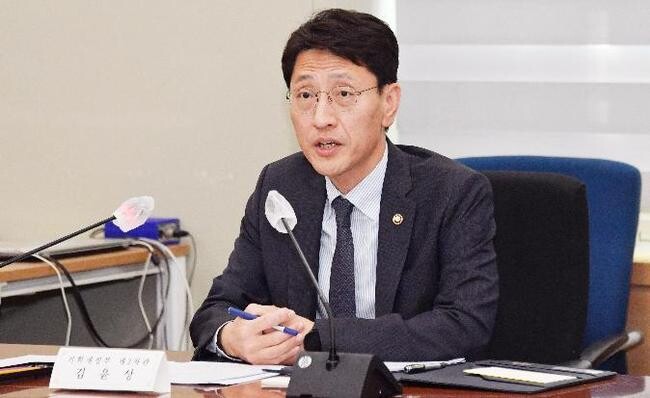 김윤상 기획재정부 차관이 5월 3일 오전 서울 종로구 정부서울청사에서 열린 '제2차 조달정책심의위원회'를 주재, 모두발언을 하고 있다. 