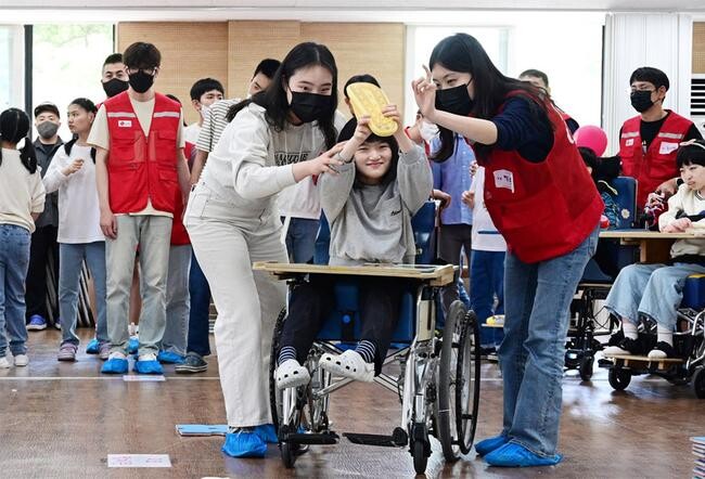 LG전자 임직원들이 &lsquo;오늘은 어린이날&rsquo; 행사에서 장애 아동 및 청소년들과 함께 작은 운동회에 참여하고 있다.&nbsp;