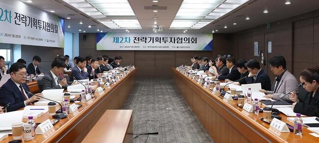 강경성 산업통상자원부 1차관은 2024. 5. 2(목) 14:30 서울 역삼동 한국기술센터 대회의실에서 이혁재 서울대학교 교수, 성낙섭 현대자동차 전무 등 관계자 및 민간위원들이 참석한 가운데 열린 「제2차 전략기획투자협의회」를 주재하고, 인사말을 한 후 &lsquo;2025년 산업‧에너지 R&amp;D 투자, 11대 분야별 초격차 프로젝트 로드맵, 제8차 산업기술혁신계획&rsquo;를 논의했다.&nbsp;