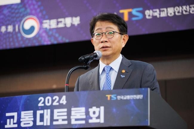 국토교통부는 5월 2일 오후 전문가와 함께 대중교통 정책 등을 심도있게 논의하기 위해 '교통대토론회'를 개최했다.