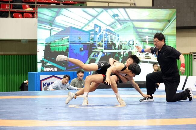 장흥실내체육관에서 열린 '제2회 헤럴드경제&middot;코리아헤럴드배 전국레슬링대회'가 지난 4월 30일 막을 내렸다.