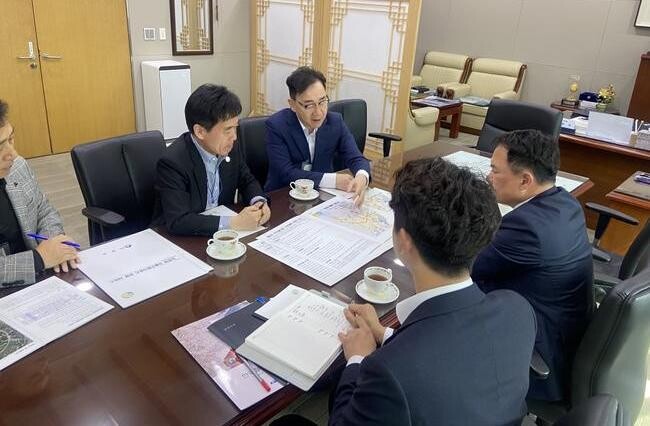 하동군은 지난 1일 하승철 하동군수가 정부세종청사를 방문해 지역소멸 위기 극복과 컴팩트 매력도시 하동 조성을 위한 주요 현안 사업의 정부 지원을 건의했다고 밝혔다.