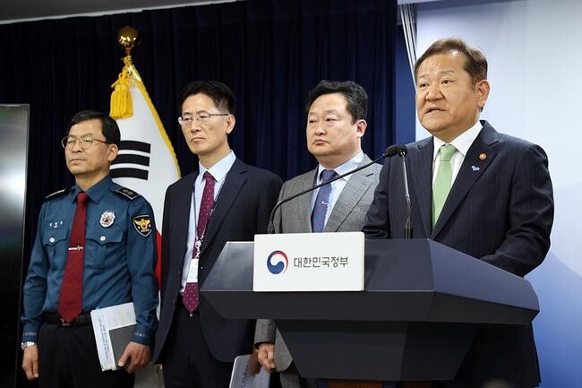 이상민 행정안전부 장관이 지난 5월 1일 오전 서울시 종로구 정부서울청사에서 악성민원 방지 및 민원공무원 보호 강화를 위한 범정부 종합대책을 발표하고 있다.&nbsp;